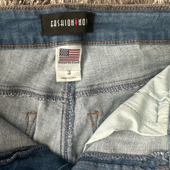 Distressed blue jeans - Picture 3 of 8